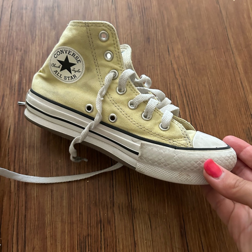 Converses yellow kids